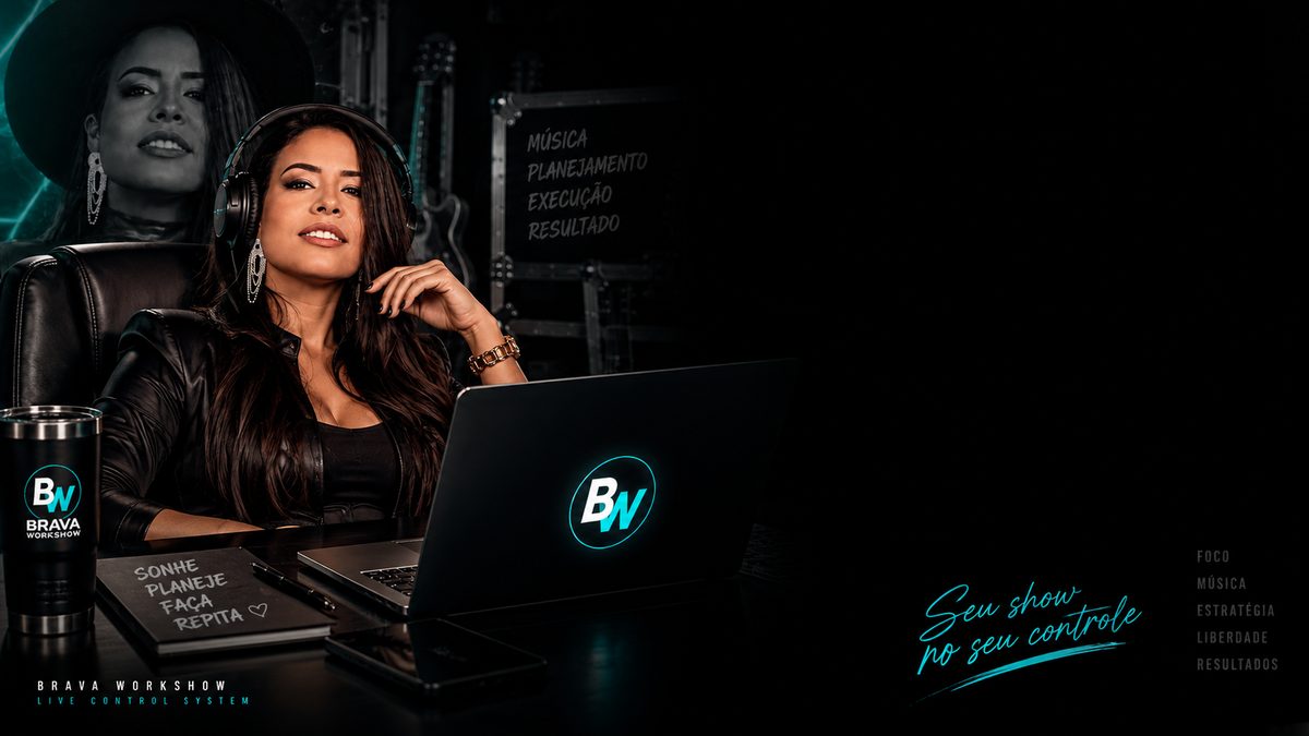 Laisa Taiane, a Thay Brava, com fones de ouvido e o notebook do BRAVA